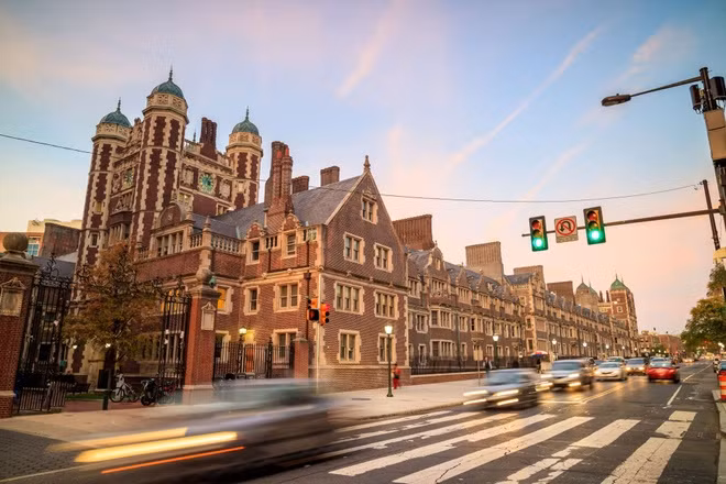 Ngày 11/8, Đại học Pennsylvania thông báo tạm đóng cửa để phòng dịch Covid-19, sinh viên chuyển qua học online. Đại diện trường thông báo học phí sẽ được giữ nguyên, không tăng như thông báo trước đó. Tổng cộng, sinh viên trường phải chi trả 57.344 USD. Ảnh: Business Insider.
