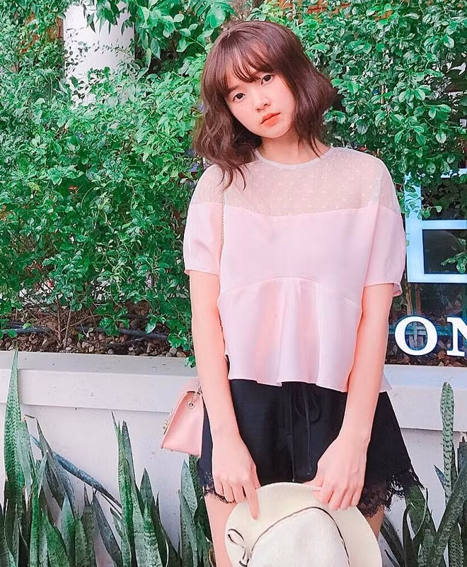 Khó ai có thể đoán được tuổi thật của Midu qua kiểu tóc ngắn chạm vai kết hợp để mái bằng. Cô uốn xoăn những lọn tóc 2 bên giúp "hack tuổi" và tôn gương mặt thon gọn, xinh xắn.