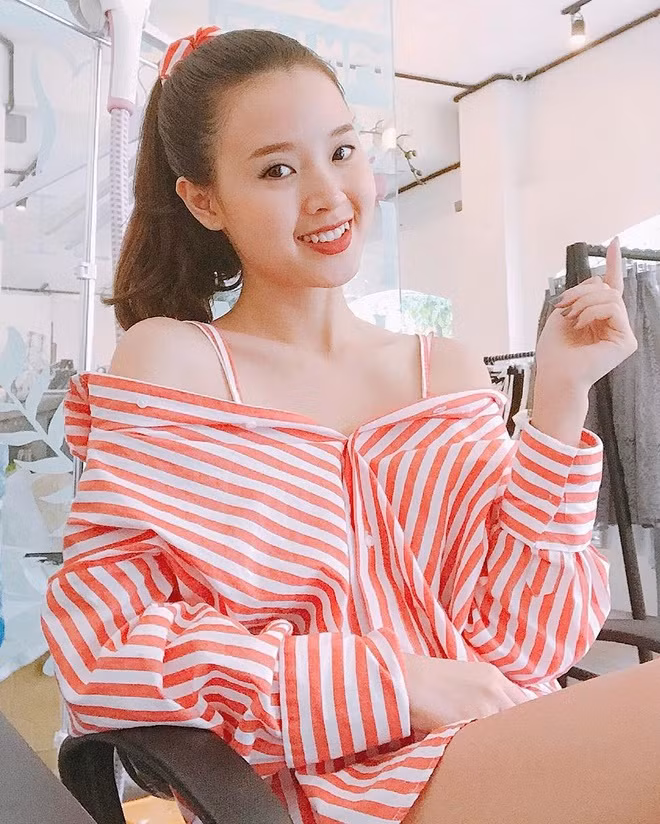 Nữ diễn viên phim Thiên mệnh anh hùng hiếm khi nhuộm tóc màu rực rỡ. Thay vào đó, cô chọn gam màu thiên về tông tối như nâu hạt dẻ, nâu đỏ. Midu buộc cao mái tóc hình đuôi ngựa nhằm mang lại cảm giác mát mẻ, gọn gàng trong ngày nắng nóng. Cô lựa chọn dây buộc tóc có họa tiết giống trang phục để trông trẻ trung, nhí nhảnh hơn.