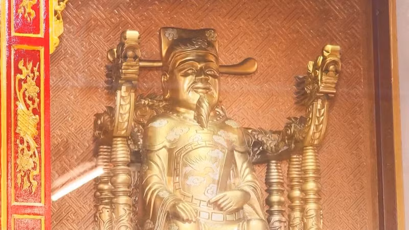 Đền Trạng có tên chữ là “Quang Minh linh từ”, đền được dựng vào tháng 7 năm 1806. Đền thờ Lương Thế Vinh là một danh sĩ dưới thời Lê Thánh Tông, ông là người giỏi về văn chương nhưng lại xuất chúng về toán học, đo đếm, nên dân gian gọi ông là trạng Lường. 1000028745.jpg