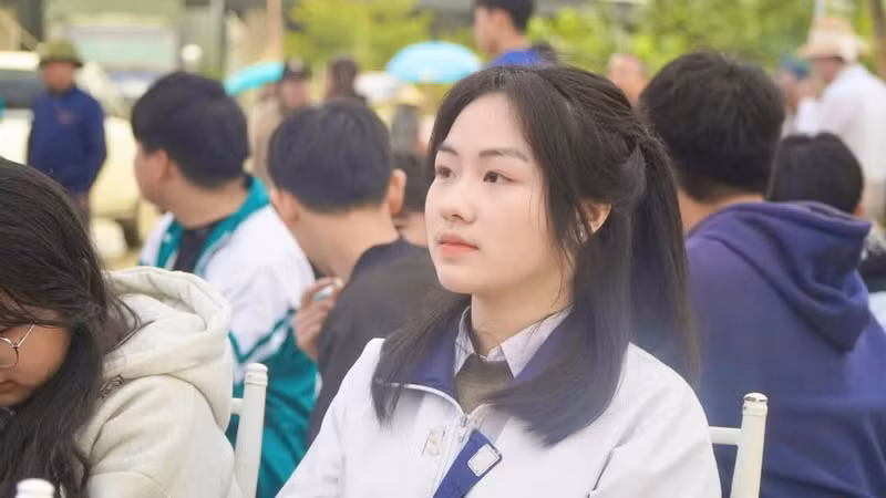 Đây cũng là dịp để những người con quê hương hướng về cội nguồn, tri ân công đức các bậc tiền nhân. 1000028757.jpg