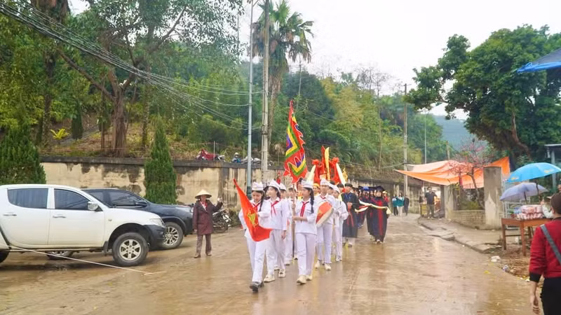 Tại đây các đơn vị trường, học sinh trên địa bàn thực hiện dâng hương. 1000028759.jpg