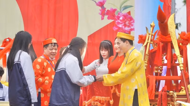 Ngay sau lễ khai mạc, địa phương sẽ tiến hành tặng thưởng và tôn vinh các thầy cô giáo là giáo viên dạy giỏi cấp tỉnh của huyện Văn Yên và các em học sinh có thành tích học tập đạt giải cao trong năm học 2023-2024. 1000028758.jpg