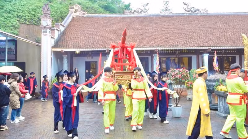 Thực hiện nghi lễ Dâng hương tế Lễ tại Đền để tạ ơn Trạng Lường đã phù hộ độ trì cho địa phương, nhân dân đạt được nhiều thành quả trong năm qua, nhất là trong việc học tập. 1000028751.jpg