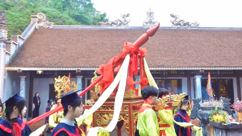 Lễ hội “ Khai bút” Đền Trạng Lương Thế Vinh năm nay được mở đầu với nghi lễ dâng hương mở hội theo các nghi thức truyền thống. Tiếp đó các đơn vị trường học, nhân dân, du khách và đặc biệt là các em học sinh vào dâng hương xin Bút lộc với mong muốn giữ gìn văn hóa truyền thống của người Việt, thể hiện sự tôn trọng chữ nghĩa, đề cao sự học của người Việt Nam. 1000028760.jpg