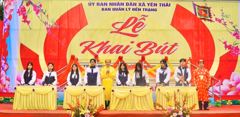 Lễ Khai bút được đông đảo các nhà trường trên địa bàn tham gia. 1000028752.jpg