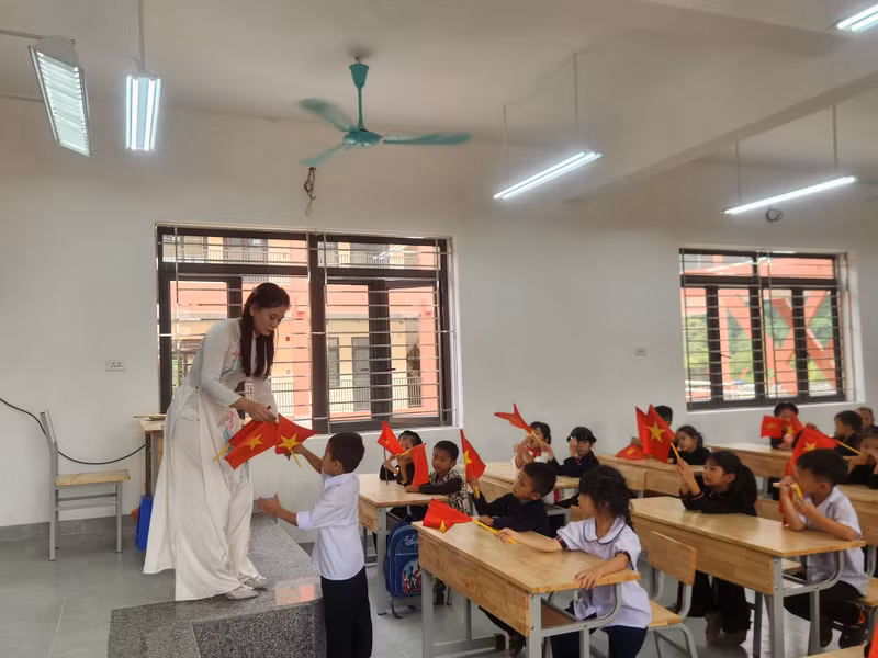 Cô và trò hào hứng chào đón năm học mới. 1000054079.jpg