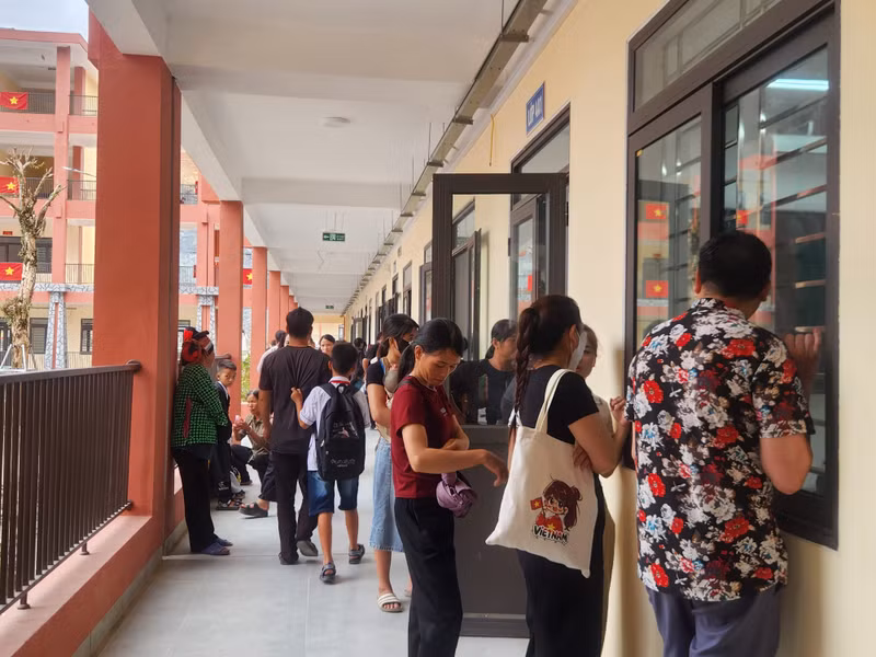 Phụ huynh bày tỏ niềm hy vọng mới với cơ sở vật chất khang trang. 1000054094.jpg