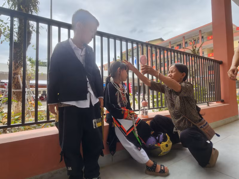 Bà đưa cháu đi tham dự Lễ khai giảng năm học mới. 1000054095.jpg