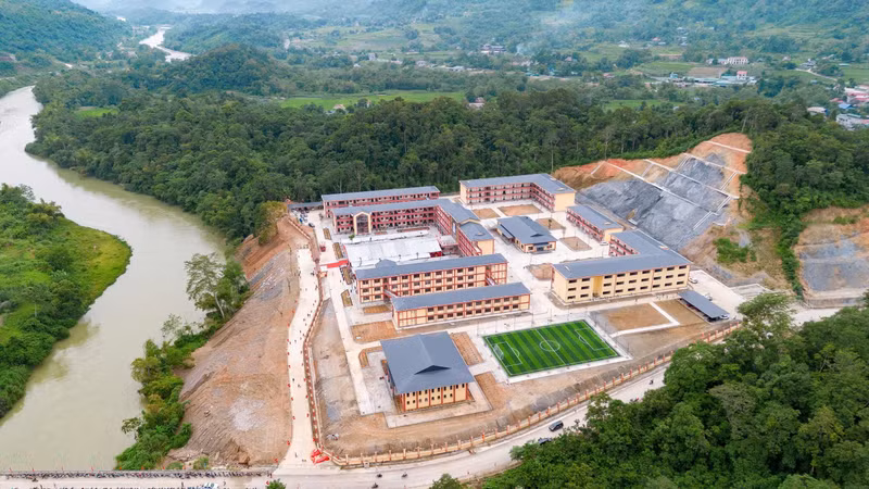 Hoà chung không khí hân hoan của Ngày hội toàn dân đưa trẻ đến trường, hàng ngàn học sinh và thầy cô giáo tại Tuyên Quang sẵn sàng bước vào năm học mới với tinh thần và khí thế mới. 1000054070.jpg