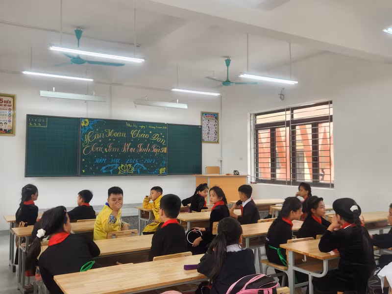 Các em học sinh tươi vui với môi trường mới hiện đại hơn. 1000054093.jpg