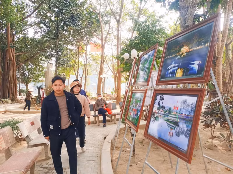 Triển lãm ảnh nghệ thuật tại Lễ hội Đền Đông Cuông năm 2025 là dịp để huyện Văn Yên quảng bá những tiềm năng, thế mạnh, điểm đến hấp dẫn, lý thú, đặc biệt là sơn thủy, con người Văn Yên đến với người dân và du khách thập phương. 1000027916.jpg