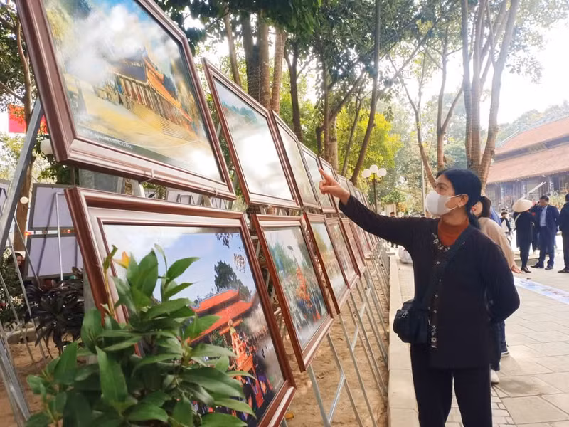 Đặc biệt, tại triển lãm có đến 15 bức ảnh tái hiện lại lễ hội Đền Đông Cuông, tín ngưỡng thực hành thờ Mẫu Thượng Ngàn, những nét đẹp truyền thống trong sinh hoạt thường ngày của người Tày Khao Đông Cuông. 1000027914.jpg