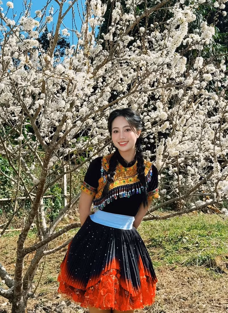 Bộ ảnh khoe sắc bên hoa mơ của Nguyễn Mai Phương được nhiều người yêu thích. 1000027991.jpg