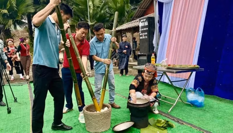Người dân tham gia giã bột, làm bánh giầy, 1 phong tục địa phương. 1000028007.jpg
