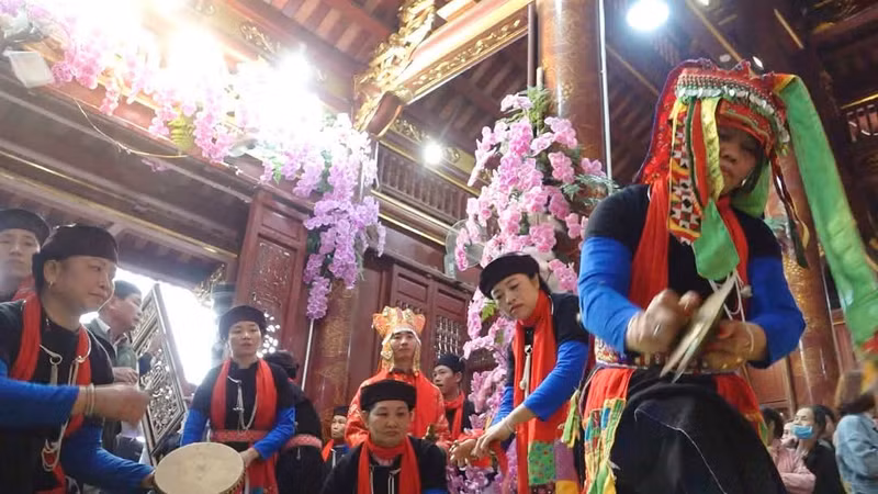Ngay từ sáng sớm tất cả mọi người dân và nhiều du khách thập phương đã có mặt tại nhà ông Mo thực hiện các nghi lễ truyền thống, thắp hương xin phép Tổ tiên cho phép Mo được lên Đền làm lễ cúng tế Mẫu thượng ngàn và các bậc thần linh, tổ chức lễ hội đền đầu xuân. 1000028013.jpg