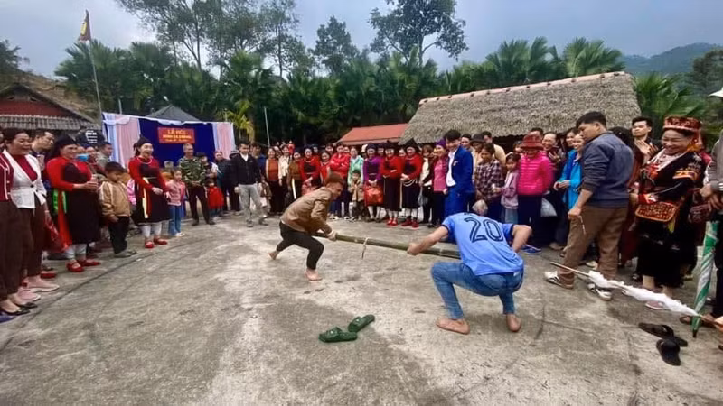 Đẩy gậy và nhiều trò chơi dân gian khác được người dân tổ chức trong các ngày lễ đầu năm mới, vừa rèn luyện sức khỏe vừa thể hiện nét đẹp đoàn kết của người dân mỗi làng, bản. 1000028002.jpg