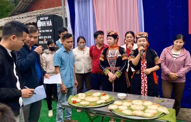 Chấm điểm cuộc thi làm bánh giầy. 1000028004.jpg