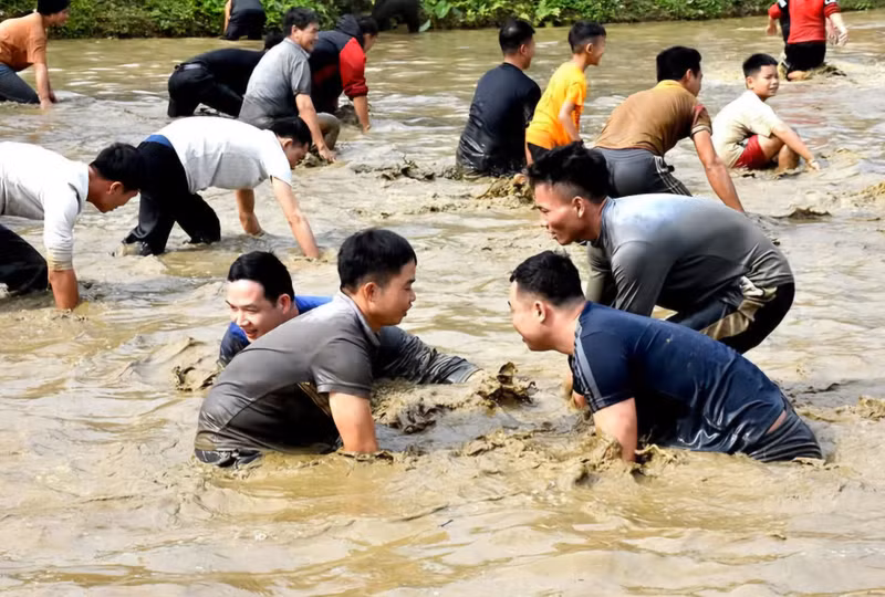 Người chơi kiên trì dùng tay bắt cá. 1000028032.jpg