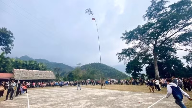 Trò chơi dân gian ngày tết thu hút đông đảo người dân. 1000028005.jpg