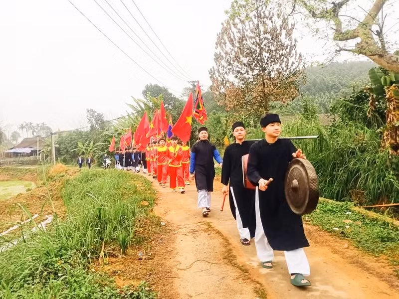Lễ rước thầy Mo lên đền chính Đông Cuông (Văn Yên, Yên Bái). 1000028012.jpg