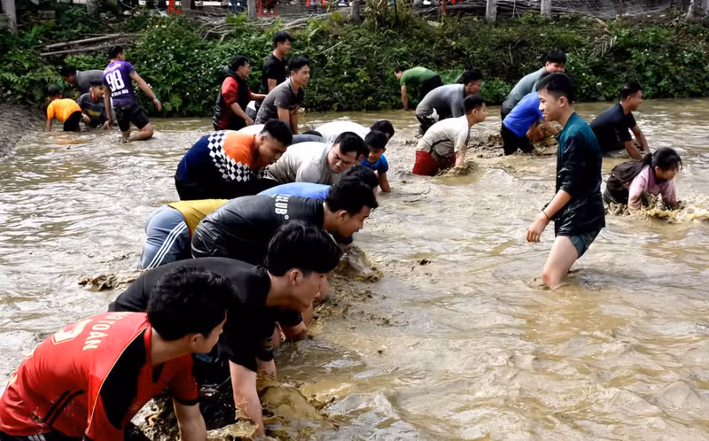 Dàn hàng "săn" cá lớn. 1000028033.jpg