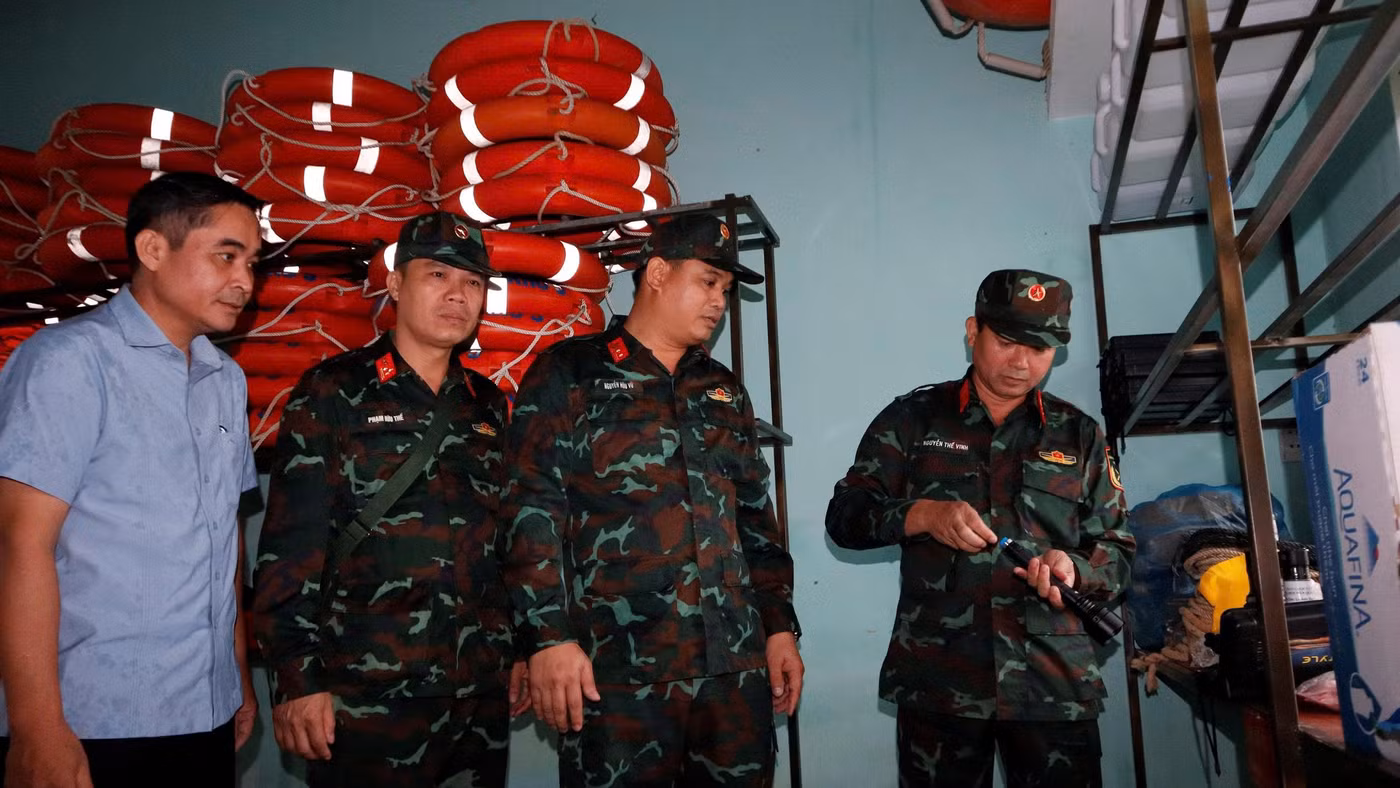 Kiểm tra lực lượng, phương tiện ứng phó mưa lớn. Ảnh: Quang Cường, Bộ Chỉ huy Quân sự TP Đà Nẵng