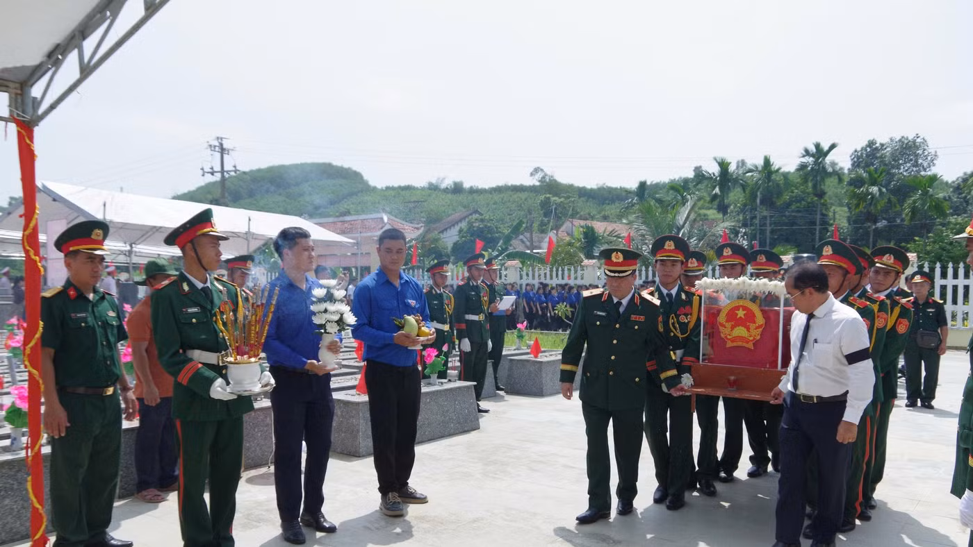 Không khí trang nghiêm tại buổi lễ an táng và truy điệu. 