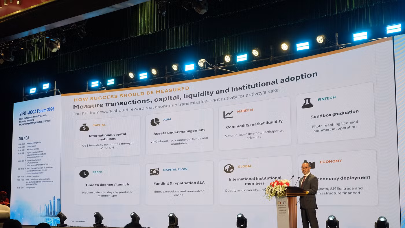 Các đại biểu trình bày tham luận tại Diễn đàn.