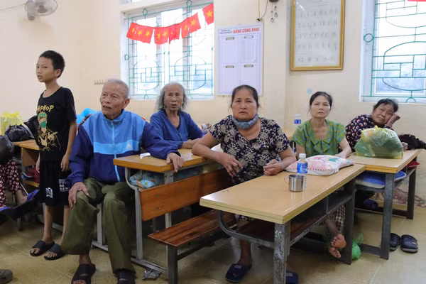 Người dân ở Nghệ An sơ tán đến trường học để trú bão. (Ảnh: Phạm Tâm)
