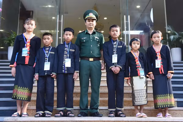 Em Xeo Thị Hoa (ngoài cùng bên trái) tham dự Chương trình "Thắp sáng ước mơ" năm 2019. (Ảnh: Hải Thượng)