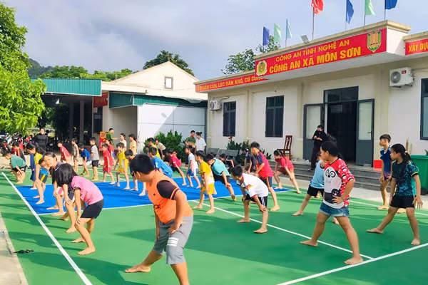 Lớp dạy bơi, dạy kỹ năng phòng tránh đuối nước tại xã Môn Sơn, Nghệ An.