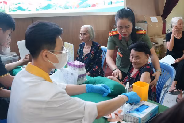 Thân nhân liệt sĩ ở Nghệ An lấy mẫu sinh phẩm ADN. 