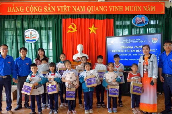 Đoàn Thanh niên EVNGENCO1 trao 30 phần quà cho học sinh xã Ninh Gia.