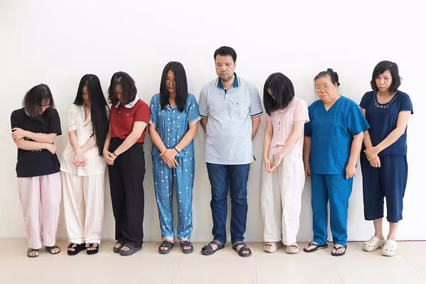 Nhóm bị can bị khởi tố về tội Lừa dối khách hàng. (Ảnh: CANA)