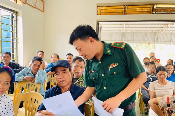 Cán bộ Biên phòng tuyên truyền cho người dân về chuyển đổi số.