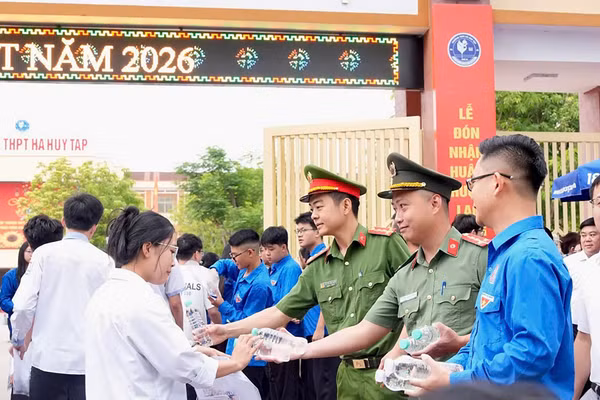 Đoàn viên, thanh niên phát nước uống cho thí sinh tại Điểm thi Trường THPT Hà Huy Tập, Nghệ An.