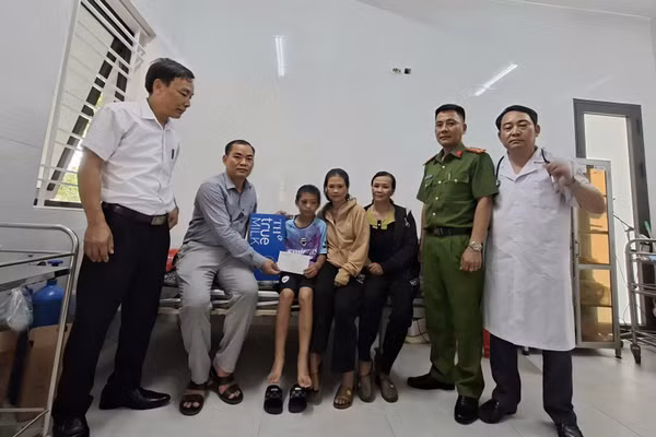 Chính quyền xã Vân Du thăm hỏi cháu N.H.T. (Ảnh: Công an cung cấp)