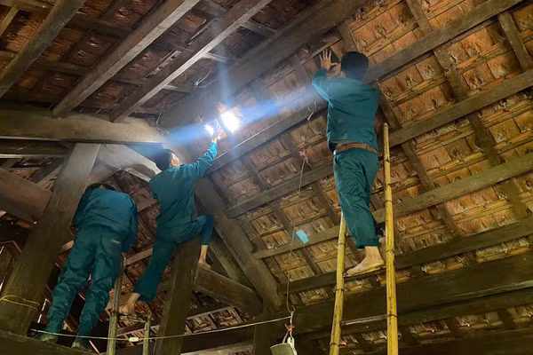 Lực lượng chức năng giúp dân khắc phục hậu quả mưa đá, dông lốc. (Ảnh: CSCC)