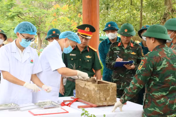 Lấy mẫu sinh phẩm hài cốt liệt sĩ tại Nghĩa trang Liệt sĩ Hưng Nguyên.
