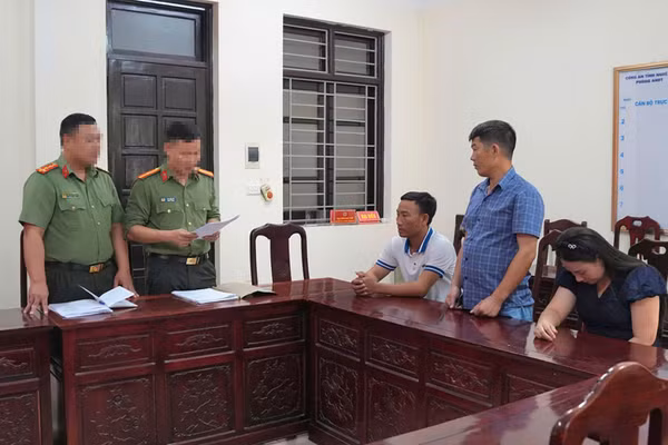Công an đọc lệnh khởi tố Lưu Văn Phong, Đặng Văn Thư và Nguyễn Thị Phúc. (Ảnh: CANA)