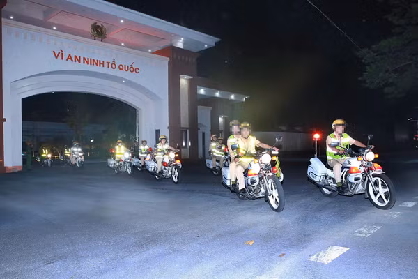 Công an Nghệ An ra quân đợt cao điểm xử lý vi phạm pháp luật trong thanh thiếu niên. (Ảnh: CANA)