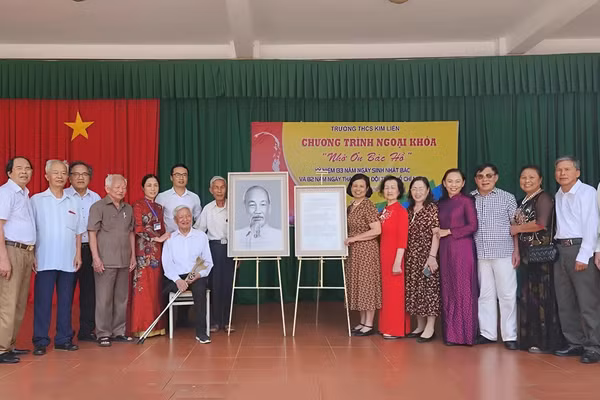Trường THCS Kim Liên đón nhận bức chân dung và lá thư của Bác Hồ.