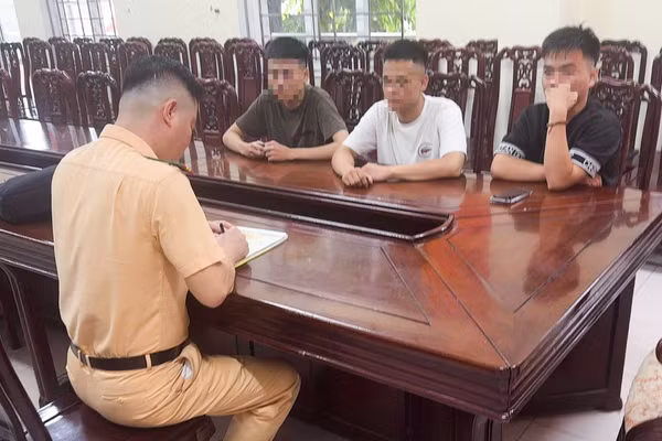 Phòng CSGT Công an tỉnh Nghệ An xử lý các trường hợp vi phạm. (Ảnh: CANA)