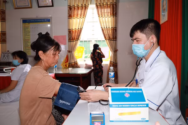 Bác sĩ khám, tư vấn sức khỏe cho người dân biên giới Nghệ An.