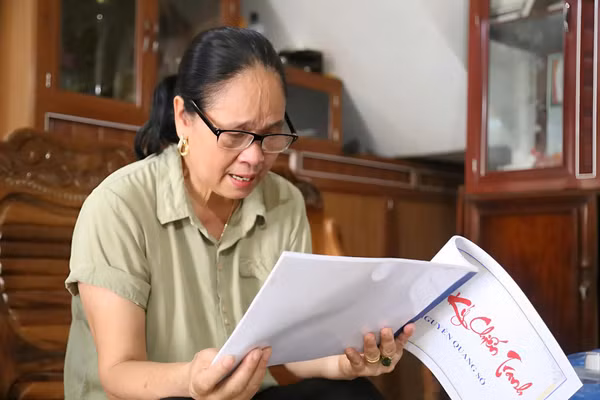Bà Nguyễn Thị Hoa xúc động khi nhớ về người cha liệt sĩ. 