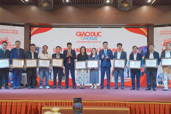 Báo Giáo dục và Thời đại trao giấy khen cho các đơn vị, cá nhân có nhiều đóng góp trong công tác thiện nguyện, đồng hành với hoạt động của Văn phòng Bắc Trung Bộ.
