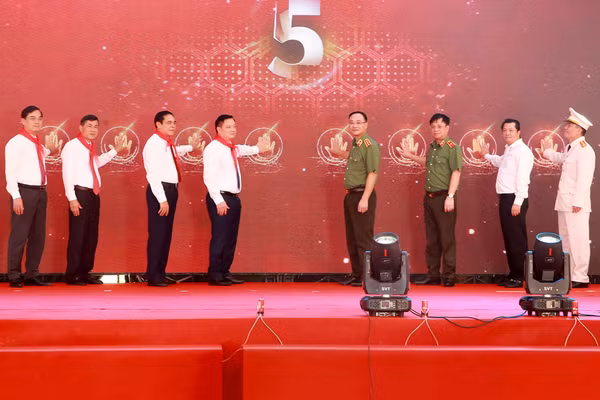 Các đại biểu bấm nút thành lập Trường Văn hóa CAND VI.