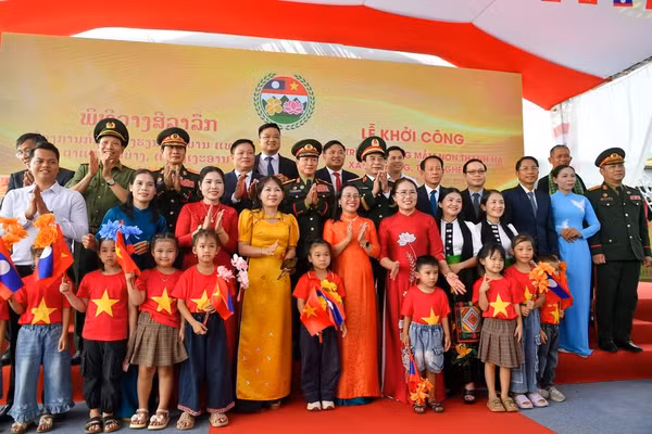 Đại tướng Phan Văn Giang và Đại tướng Khamliang tại Lễ khởi công Trường Mầm non Thanh Hà. (Ảnh: Báo Nhân Dân)