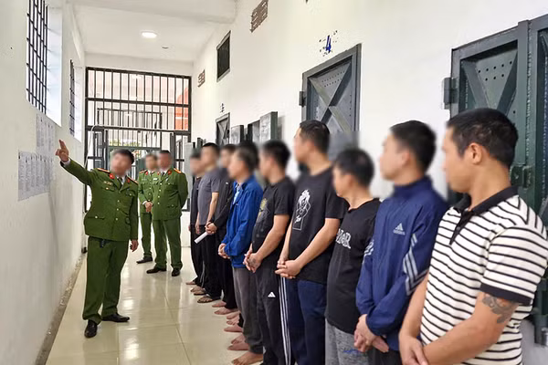 Cán bộ Trại tạm giam Công an tỉnh Nghệ An tuyên truyền về quyền và nghĩa vụ bầu cử. (Ảnh: CANA)